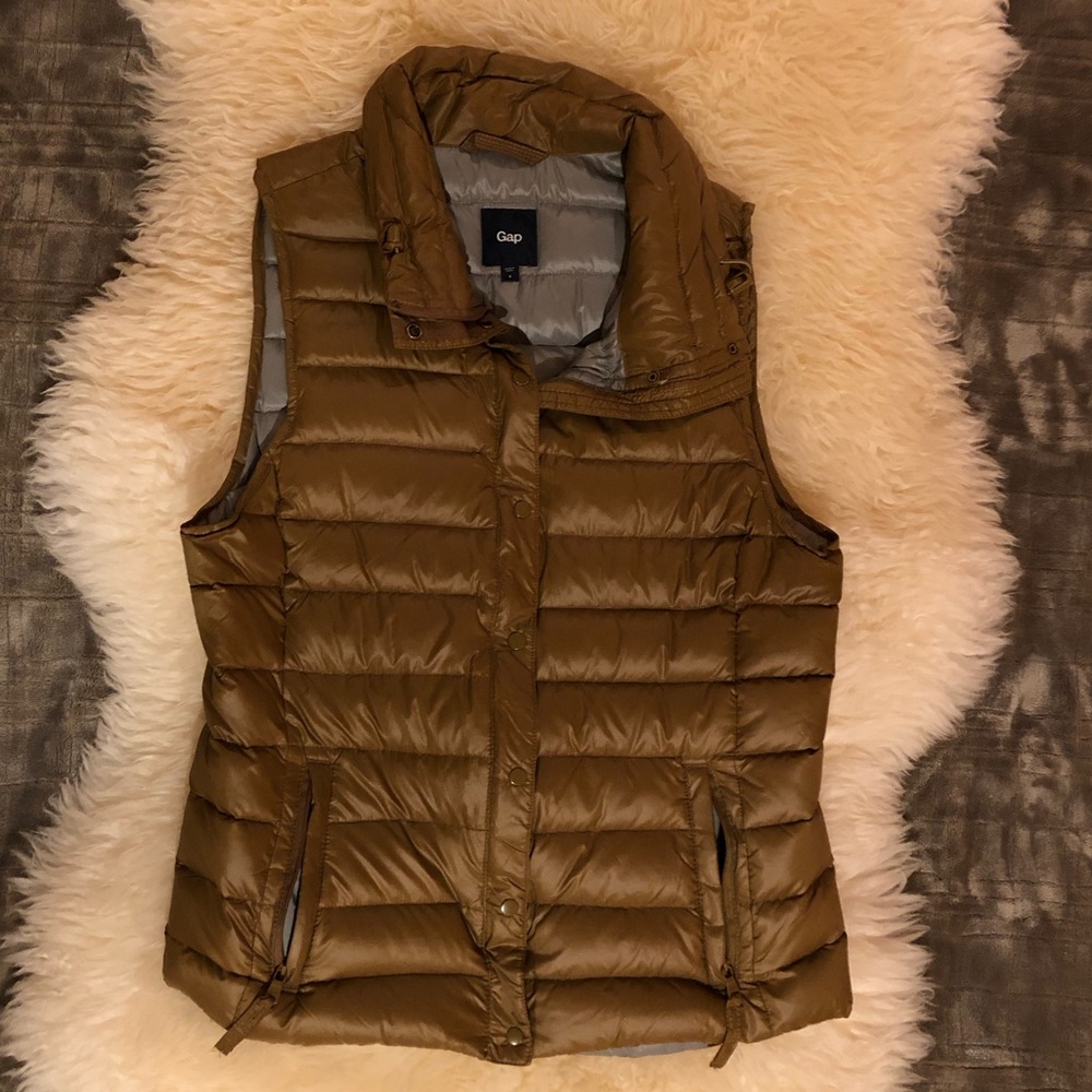 GAP light weight puffer vest size small.